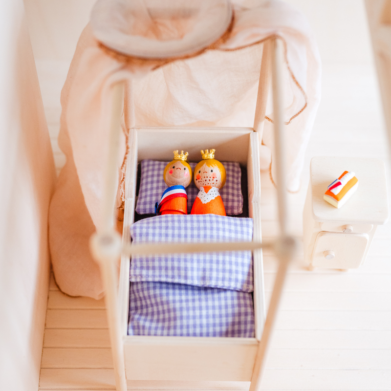 Poppenhuis - meubel - hemelbed met nachtkastje