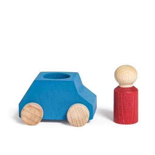 Houten auto met poppetje - hemel blauw