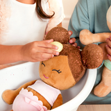 Pre-order | Knuffelbadpop met accessoire | Meisje bruin haar